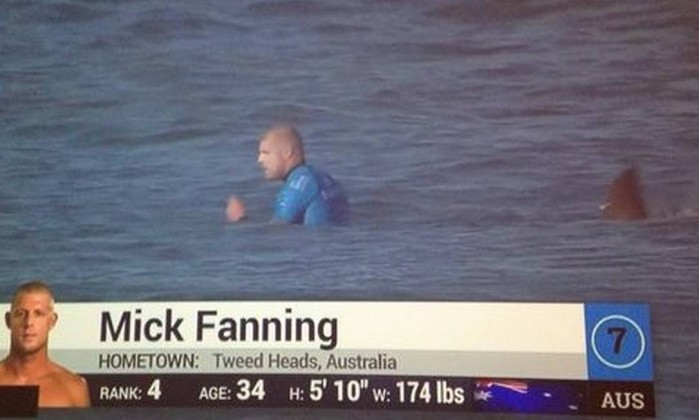 Mick Fanning é atacado por tubarão durante a WCT de Jeffreys Bay na África do Sul