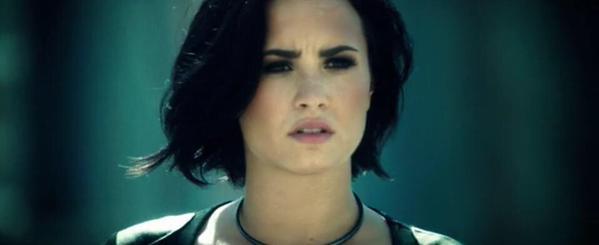 Demi Lovato apanha de Michelle Rodriguez em novo clipe, assista “Confident”