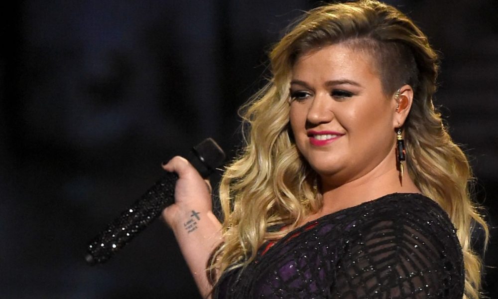 Kelly Clarkson divulga clipe da musica “Invincible”, assista!