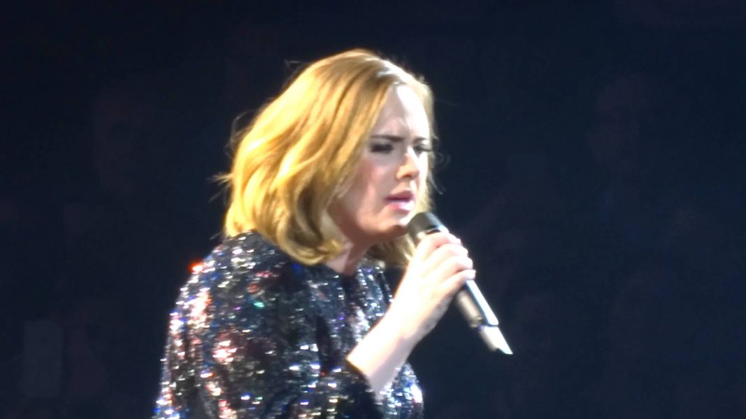 Áudio de Adele para em meio a performance, mas ela continuou sem perceber