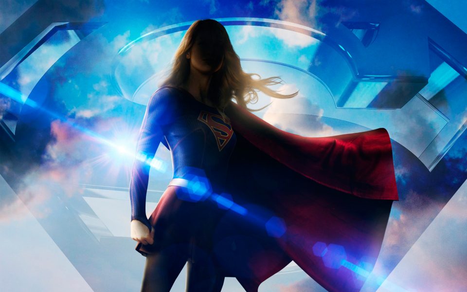 Supergirl e Superman salvando o dia no clipe da 2ª temporada
