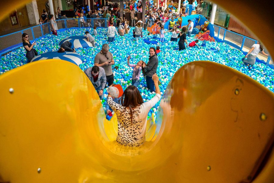 Em clima de balada, piscina de bolinhas gigante tem horário especial somente para adultos
