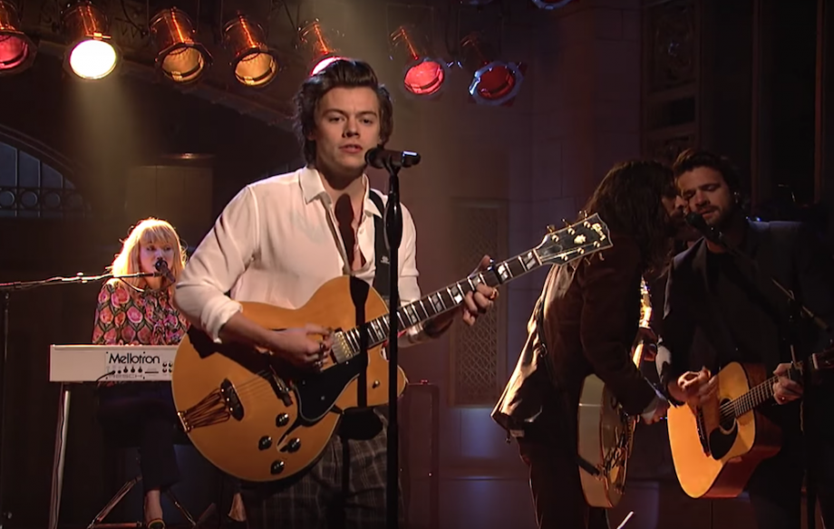 Harry Styles faz primeira apresentação solo e canta música inédita no Saturday Night Live