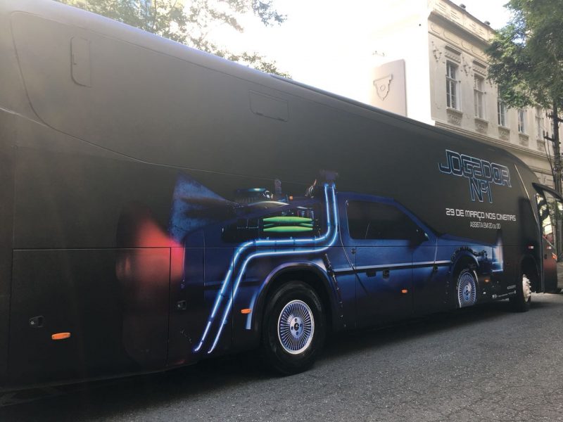 Ônibus especial de ‘Jogador Nº 1’ está circulando por Curitiba