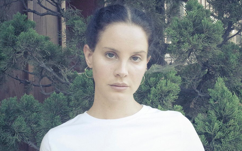 Lana Del Rey está de volta com música nova, ouça “Mariners Apartment Complex”
