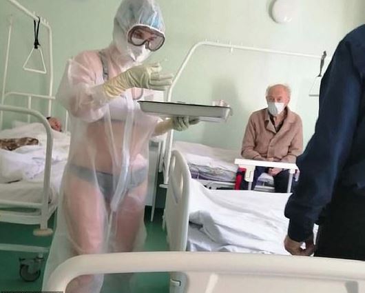 Enfermeira na linha de frente do coronavírus atende pacientes só de roupas íntimas e leva advertência