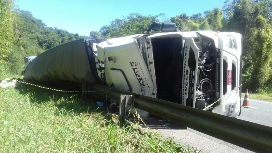 Caminhoneiro morre após ser ejetado do veículo na BR-116, em Antonina