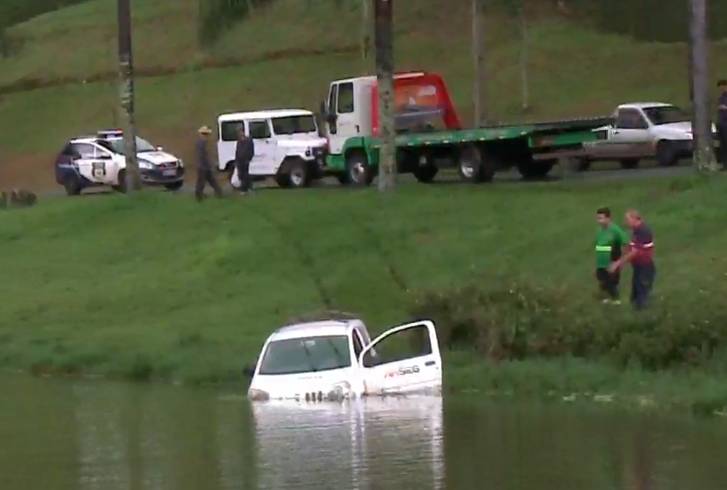 Um motorista perdeu o controle do veículo e caiu no lago do Parque Tingui durante a chuva em Curitiba. 