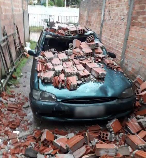 Um morador de Piraquara acordou com veículo destruído. 