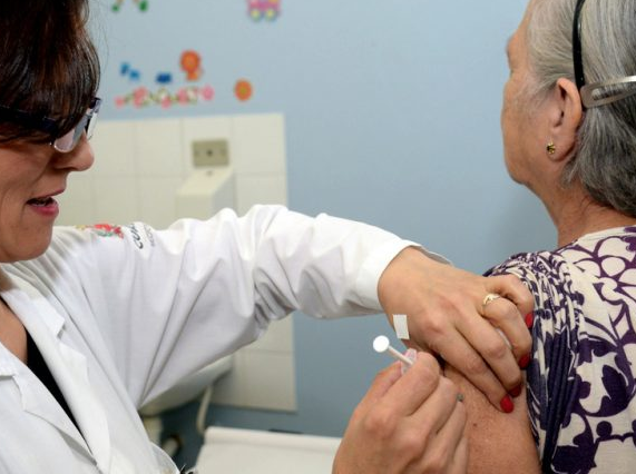 Vacinação contra gripe em Maringá é ampliada para pessoas acima de 60 anos