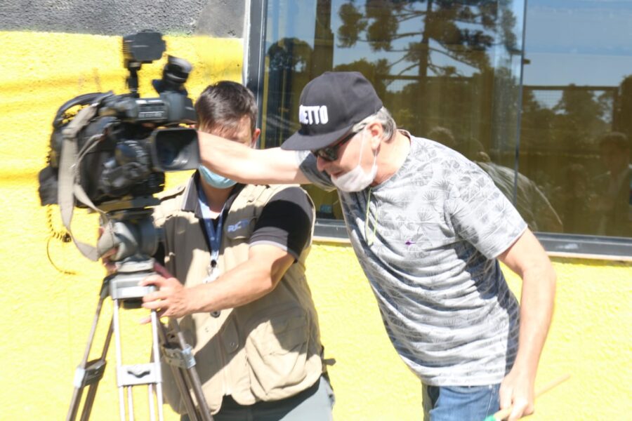 Cinegrafista da RIC Record TV é agredido por manifestante em frente à sede da PF