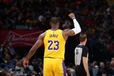 Lakers vencem outra na NBA: assista ao show de LeBron James