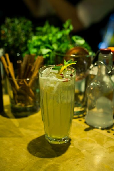 Bons drinks para quem “não bebe”: Punch, Drink & Co lança sem álcool