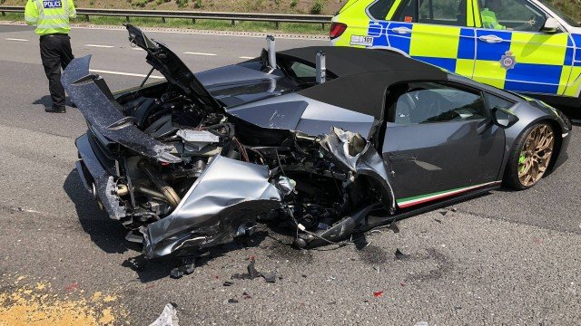 Homem destrói Lamborghini de R$ 1,3 mi em acidente minutos após ser comprada