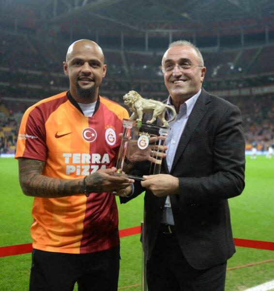 Felipe Melo é homenageado pelo Galatasaray; veja fotos