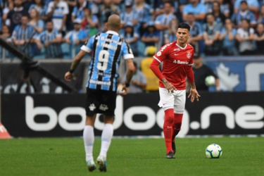 Lomba é expulso, Grêmio vence Internacional e se aproxima do G4