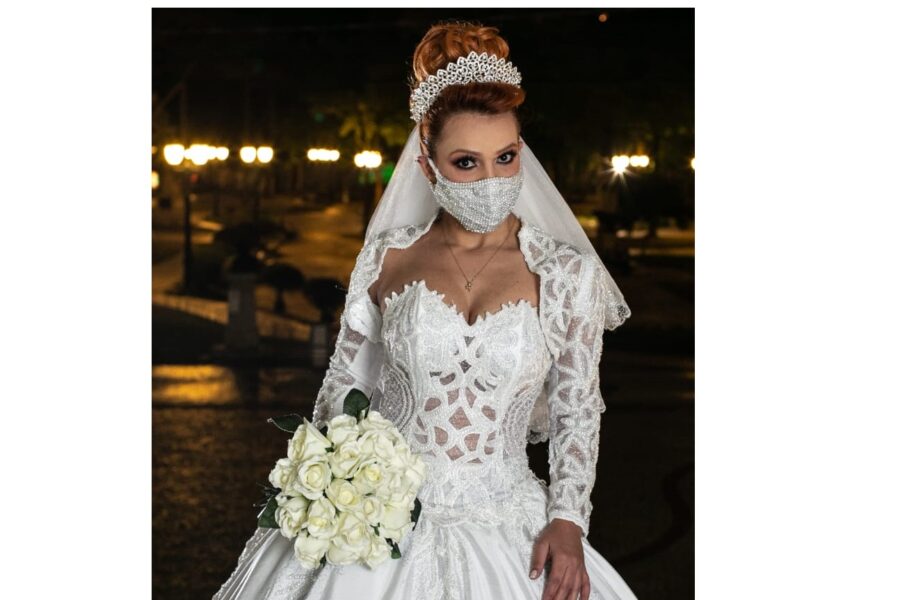 Estilistas curitibano lança coleção de vestidos de noiva com máscaras de proteção