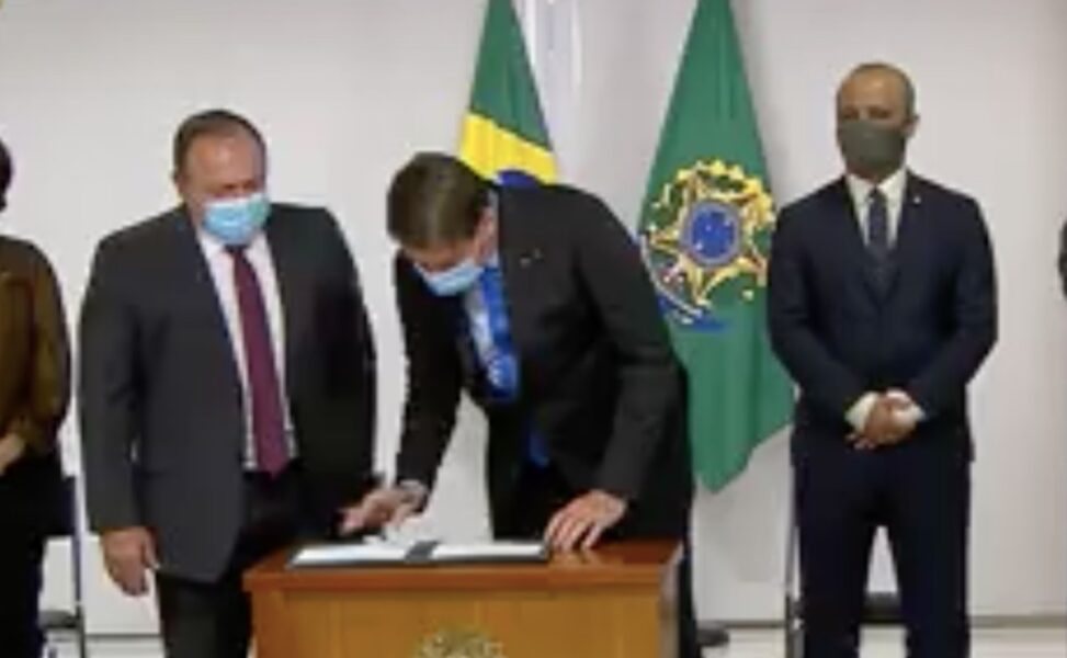 Bolsonaro assina MP para viabilizar vacina contra coronavírus no Brasil