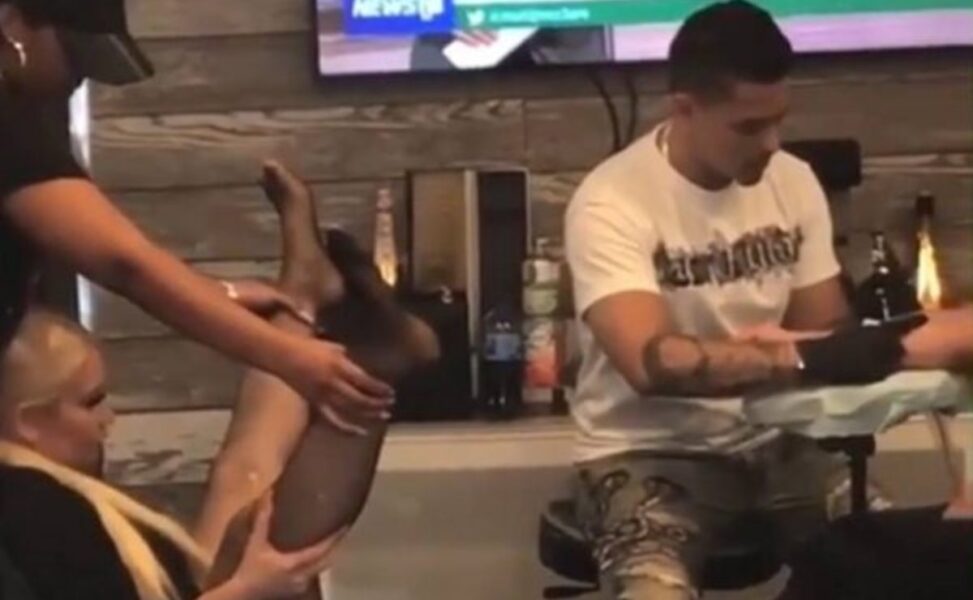 Vídeo: homem tatua vagina de namorada no braço; veja no que deu