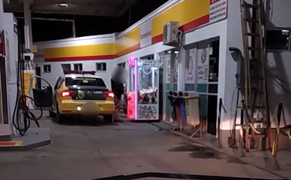 Vídeo: policial militar é flagrado em máquina de bichinhos, em Ponta Grossa