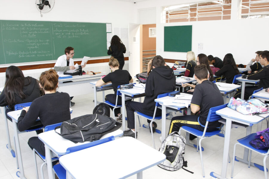 PR: Escolas da rede estadual retomam às aulas presenciais hoje (10); veja lista