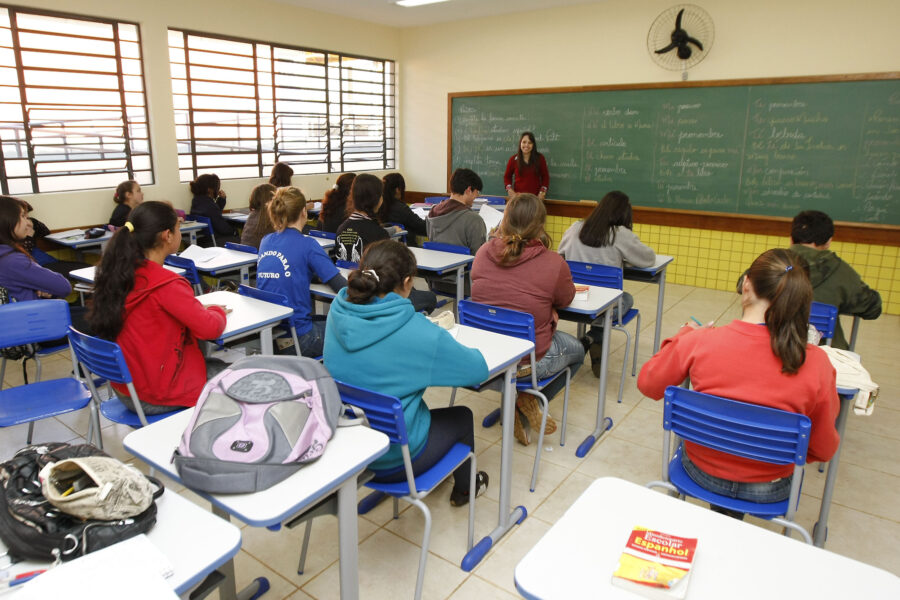 Escolas estaduais do Paraná não vão exigir comprovante de vacina para volta às aulas
