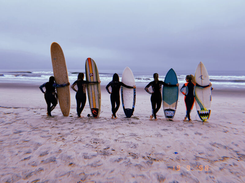 Mulheres se unem para encontro de surf feminino