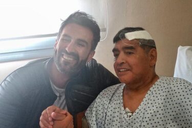 Médico de Maradona posta primeira foto do argentino desde a cirurgia no cérebro