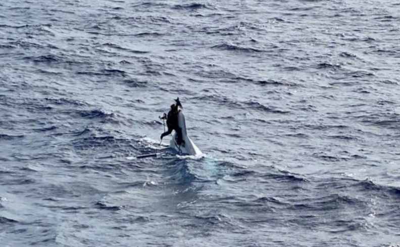 Marinheiro é resgatado com vida 24h depois de barco naufragar
