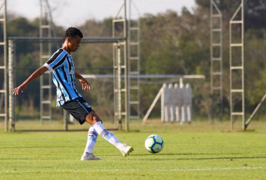 Promessa do Grêmio, Fernando Henrique fala sobre comparações com Maicon e cancelamento da Copinha