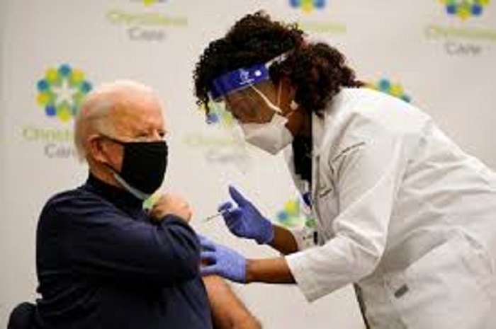 Presidente eleito dos EUA toma primeira dose da vacina da Pfizer contra covid-19