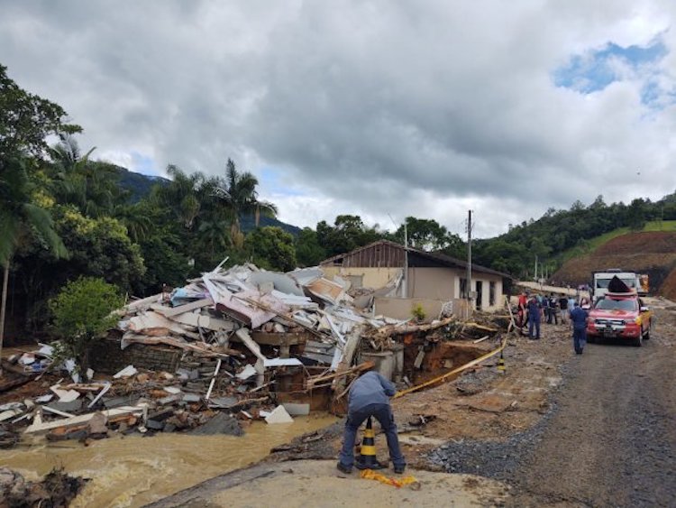 Mortes por chuvas em Santa Catarina chegam em 15 e seis seguem desaparecidos