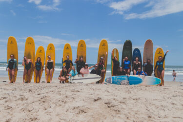 Projeto ajuda mulheres a começar a surfar