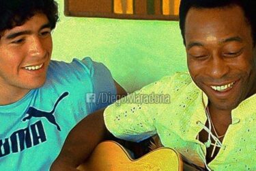 Pelé presta homenagem a Maradona: “Eu te amo, Diego”