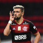 Flamengo oficializa renovação de contrato com meia Arrascaeta