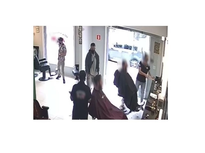 Após cortarem os cabelos, criminosos anunciam assalto a barbearia em Curitiba