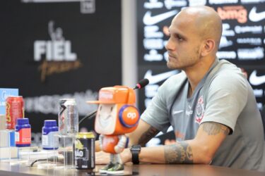 Fábio Santos rechaça qualquer rixa entre Róger Guedes e Vítor Pereira no Corinthians
