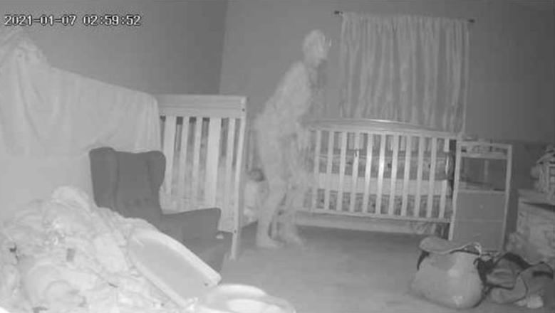 Babá eletrônica flagra figura assustadora em quarto de crianças durante a madrugada