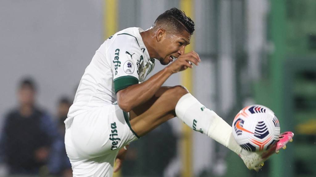 Mesmo com poucas chances criadas, Palmeiras mata o jogo na Argentina