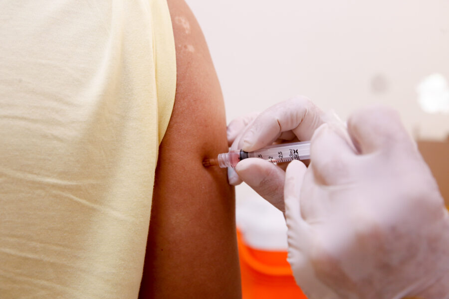 Novas doses chegam hoje em Maringá e vacinação prossegue para grupo com 62 anos ou mais