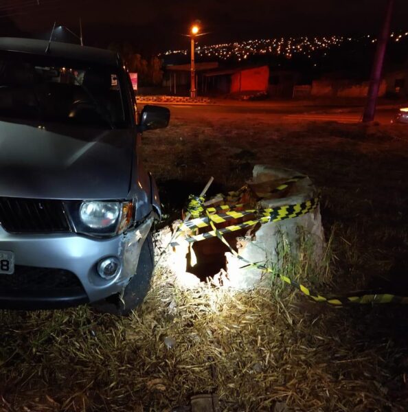 Após acidente, homem cai em poço de 15 metros ao sair de dentro de carro