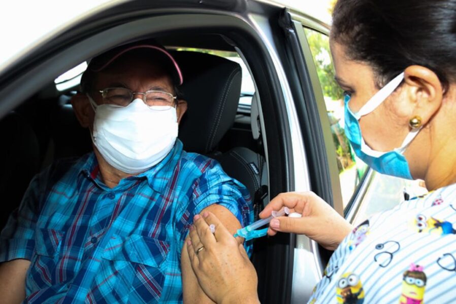 Foz do Iguaçu retoma vacinação contra covid-19 para pessoas de 61 anos ou mais
