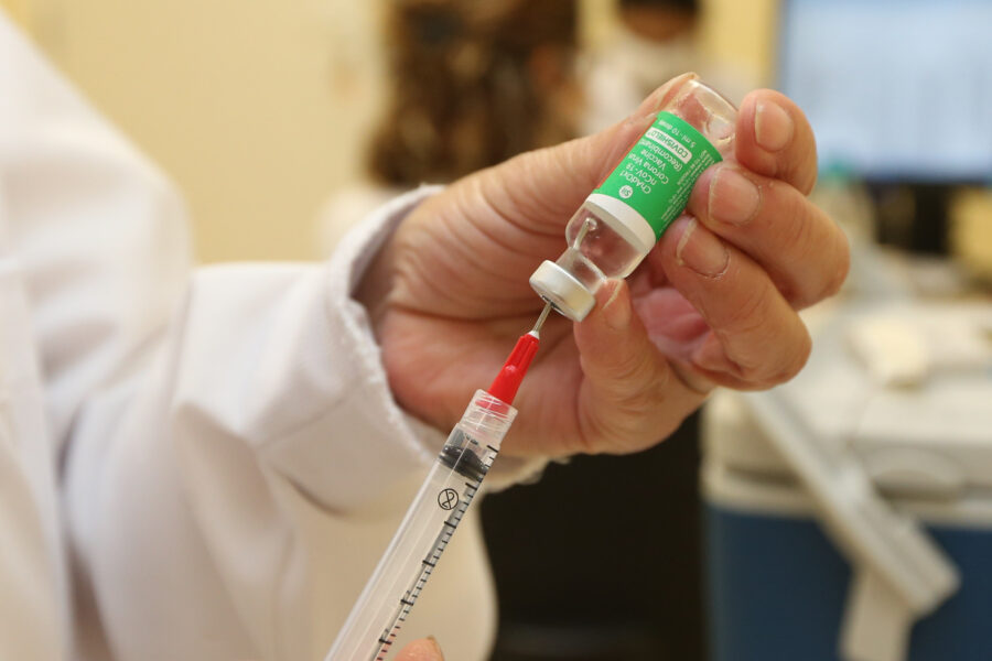 TCE-PR apura responsabilidade de políticos suspeitos de furarem fila de vacinação