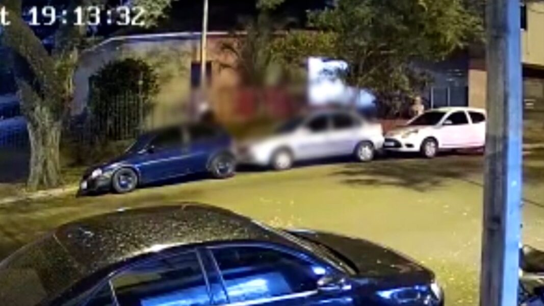 Câmera flagra homem tentando furtar roda de carro em Cascavel; veja o vídeo