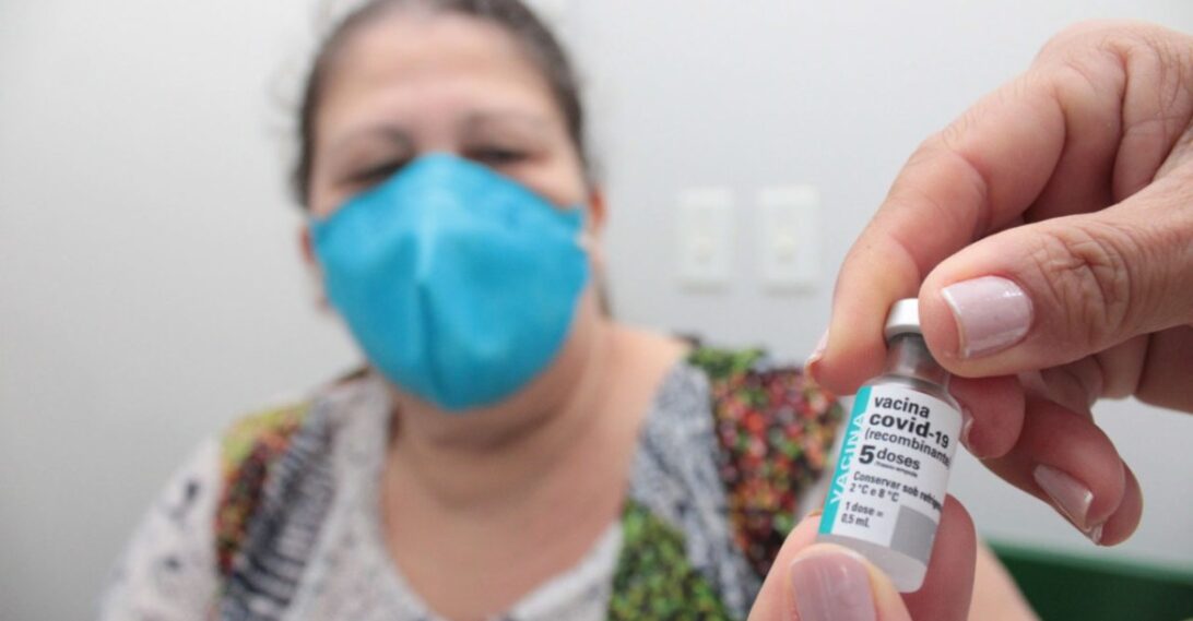 Professores e assistentes sociais já podem agendar datas para vacinação, em Londrina