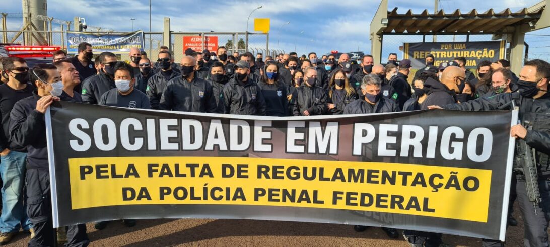Policiais penais federais fazem manifestação em frente a unidades prisionais do país