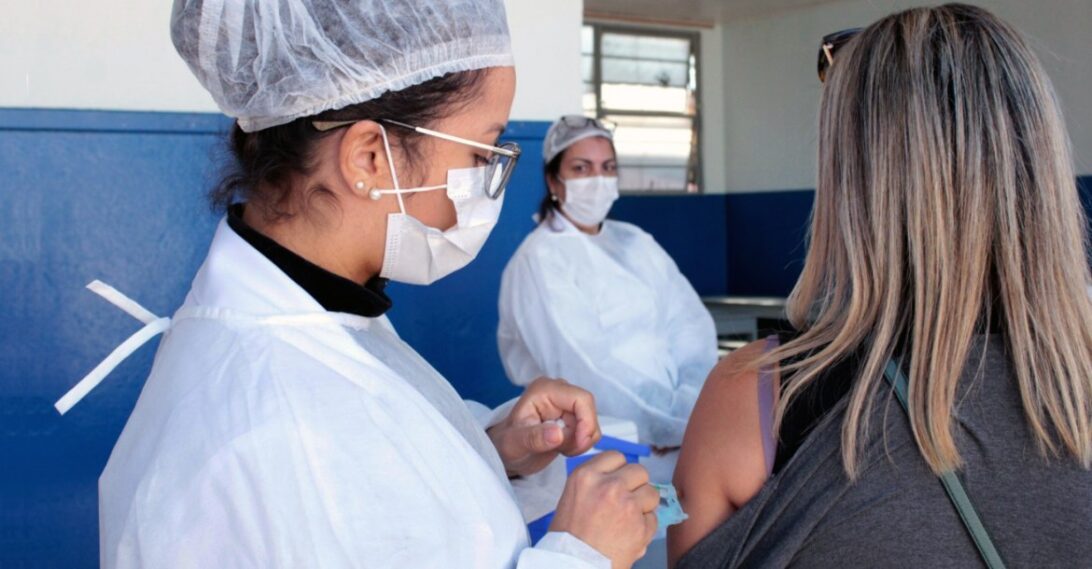 Começa vacinação de profissionais da educação entre 50 e 54 anos, em Londrina
