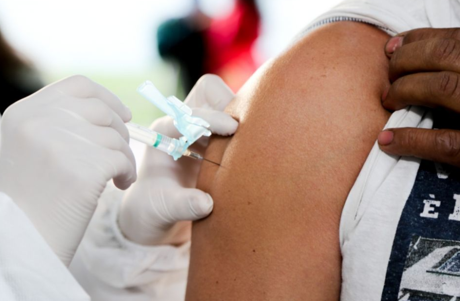 8 milhões de paranaenses iniciaram a imunização contra a Covid-19
