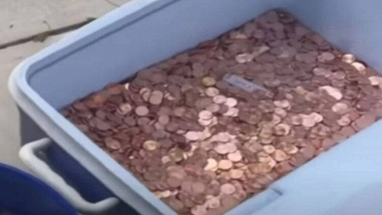 Homem paga pensão alimentícia com 80 mil moedas de 1 centavo