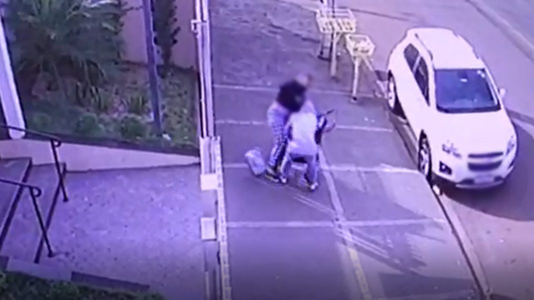 Bebê é arrancado do carrinho e quase jogado no chão por homem desconhecido que passava na rua